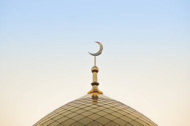 Altın minare gündoğumu ve günbatımı zemin üzerine altın hilal ile tepesinde. Çerçevesinin ortasında.