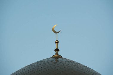 Minare Islam Camii mavi gökyüzü, hilal ile.