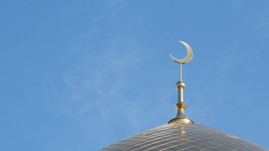 Mavi gökyüzü üzerinde hilal ile caminin üst.