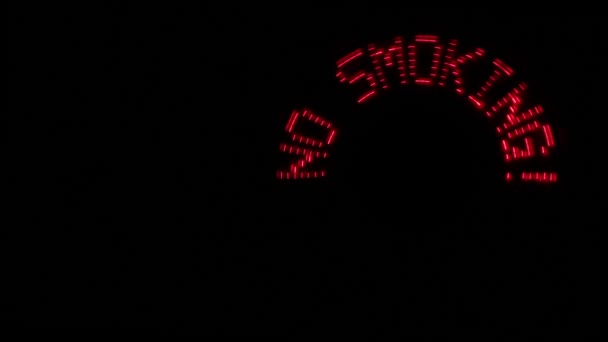 Czerwony skręcania napis "Zakaz palenia", utworzona przez świecenia diody LED. — Wideo stockowe