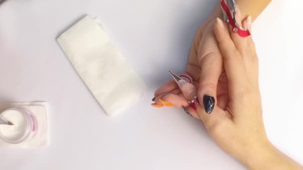 Primer plano. El cuidado del especialista en manicura por uñas de los dedos en el salón de belleza utiliza un gel para acumular para uñas acrílicas. Movimiento lento . — Vídeos de Stock