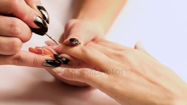 マニキュア用電気ドリルを使用して女性の手の各指の爪の形の補正。クローズ アップ. — ストック動画