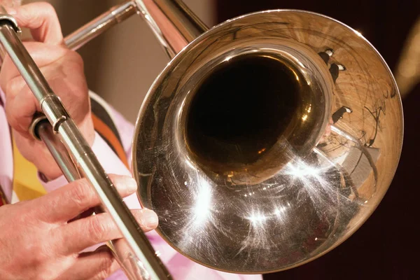 El músico toca una melodía de jazz en un trombón. Primer plano. Para noticias musicales . — Foto de Stock