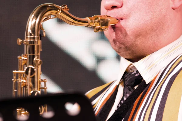 A zenész játszik jazz dallam szaxofon. Közeli. Jazz-, zenészek, fúvós hangszerek. — Stock Fotó