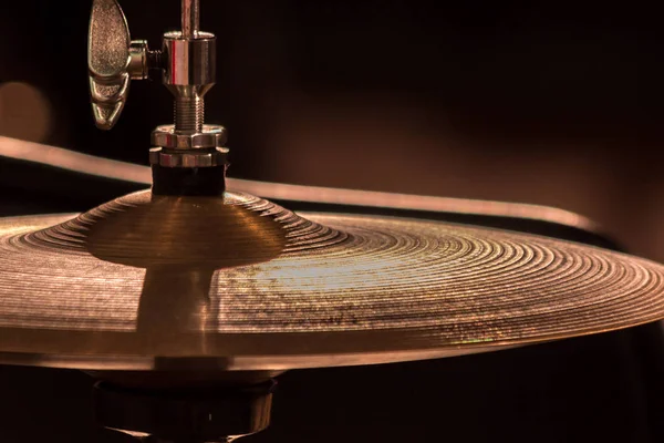 Close-up. Een metalen plaat van een drumset. — Stockfoto