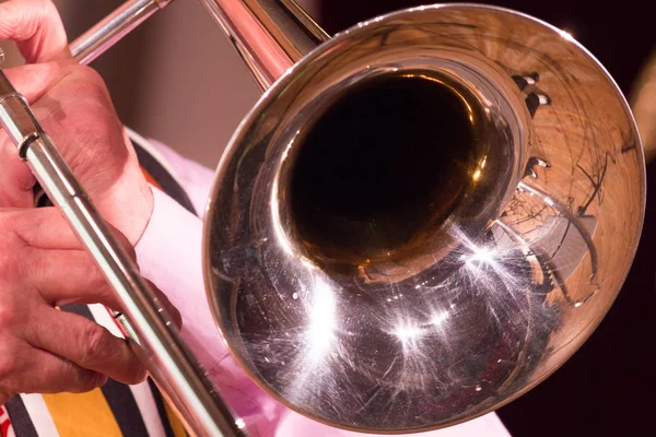 Um homem num trombone toca jazz ou outra música . — Fotografia de Stock