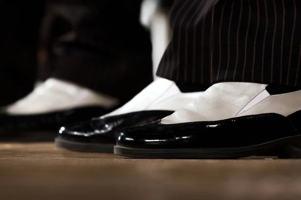 Close-up. Sapatos elegantes preto e branco para executar no palco aos pés dos homens . — Fotografia de Stock