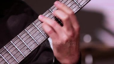 Bir adam gitar çalıyor. Görüntüleri bir müzikal Tema. Bir close-up akorları fretboard üzerinde koyar sol el.
