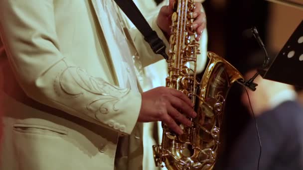 Un saxophoniste en costume blanc . — Video