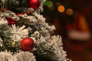 Yeni yıl arka plan. Kırmızı Top Noel ağacı üzerinde.