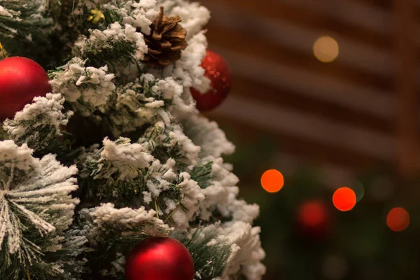 Fondo de Año Nuevo. Parte árbol de Navidad festivo en primer plano . —  Fotos de Stock
