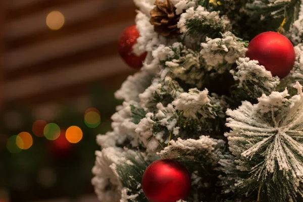 Parte de un árbol de Navidad festivo con bolas rojas en primer plano. Fondo de Año Nuevo . —  Fotos de Stock