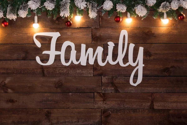 Οικογένεια επιγραφή σε ένα ξύλινο Πρωτοχρονιάτικο φόντο. — Φωτογραφία Αρχείου