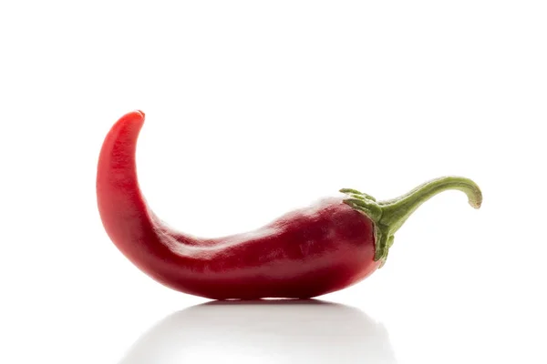 Gorzki hot chili pieprz czerwony na białym tle. — Zdjęcie stockowe