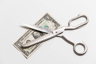 Büyük beyaz bir arka plan üzerinde bir dolar bir mezhep için makaslar dikiş.