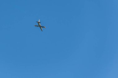 Mavi bir gökyüzü süpersonik askeri uçaklarda akrobasi rakamlar gerçekleştirir.