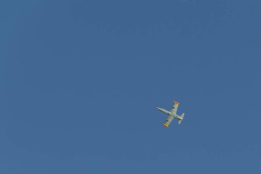 Mavi gökyüzünde Rus askeri uçak.