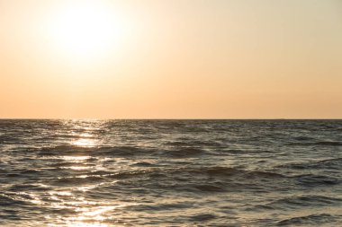 Gün batımında deniz dalgaları