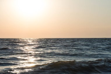 Gün batımında dalgalar deniz. Güzel arka plan.