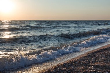 Gün batımında sahilde güzel deniz dalga arka plan.