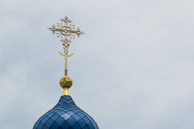 Ortodoks çarmıhta Tapınağı'nın kubbe hilal ile zorlu.