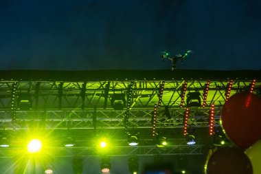 Dron bir video kamera ile bir konser açık akşam gökyüzünde ateş eder..