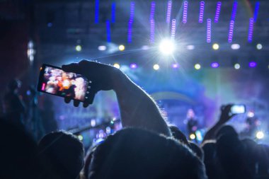 Bulanık hayranları selfie bir konserde olun..