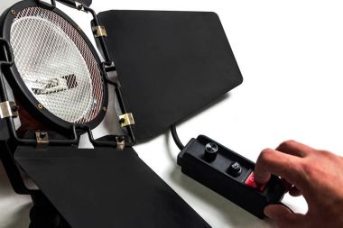 Erkek el parmak hafif aygıt anahtarı üzerinde tutar..