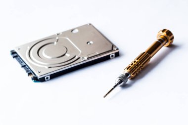 Hafif bir arka plan bilgisayarınızın sabit diskinde onarmak için turuncu tornavida.