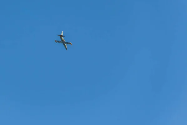 Avion militaire supersonique dans un ciel bleu effectue des figures de voltige . — Photo