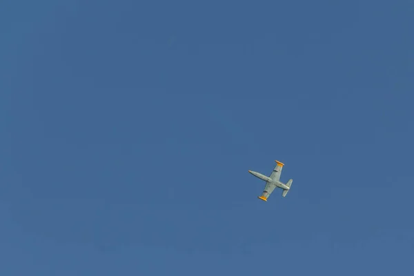 Orosz katonai repülőgép a kék égen. — Stock Fotó
