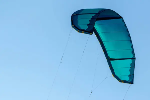 Cerf-volant sport turquoise pour surfer dans les airs . — Photo