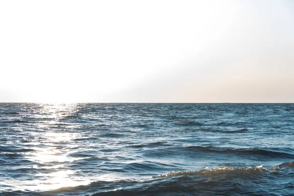 Gün batımında deniz dalgaları