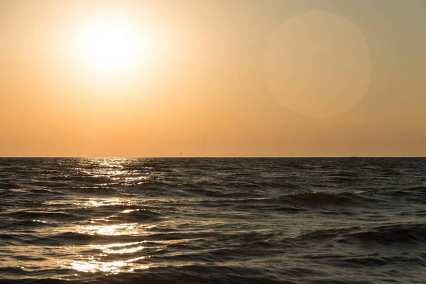 Gün batımında dalgalar deniz. Güzel arka plan.