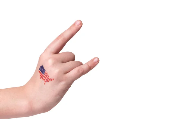 남자가 보여줍니다 염소의 록 상징 미국 국기 스티커 그의 손에. 절연. — 스톡 사진
