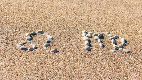 Leo és szűz készülnek, a kövek a homokos tengerparton. A zodiákus az utazók és a turisták. — Stock Fotó