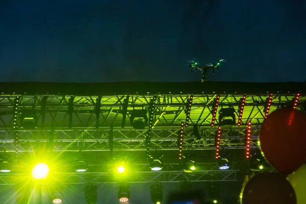 비디오 카메라와 함께 무인 항공기 쏘고 오픈 저녁 하늘에 콘서트. — 스톡 사진