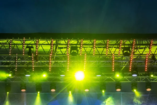 연기와 저녁 콘서트 무대에서 밝은 불빛. — 스톡 사진