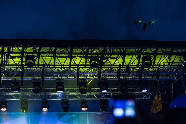 비디오 카메라와 함께 Quadrocopter 장미 무대 위에 저녁에 야외에서 비디오를 촬영 하 고. — 스톡 사진