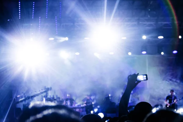 사람들이 야외에서 록 콘서트를 보고 하 고 휴대 전화에 촬영. — 스톡 사진
