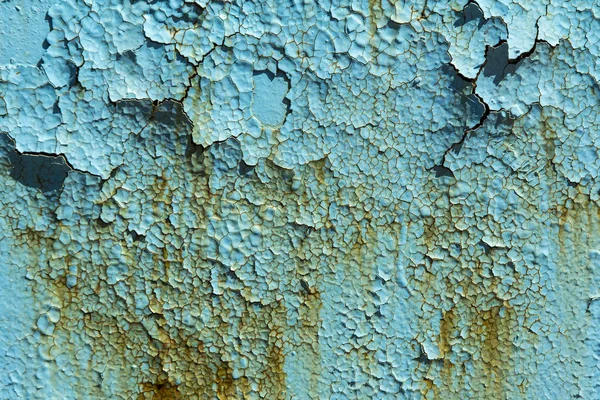 Achtergrond van een oude gebarsten en peeling blauw geschilderde muur met roestbruine vlekken. — Stockfoto