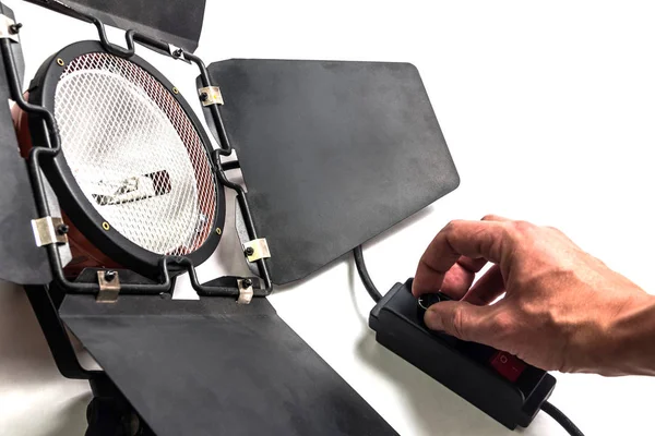 Adam Foto-video aydınlatma için aygıtta parlaklığını ayarlar.