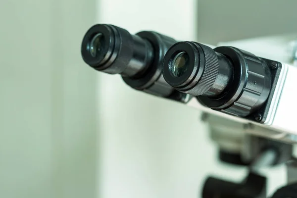 Ojos negros del microscopio en el laboratorio para ver objetos pequeños. Primer plano . — Foto de Stock