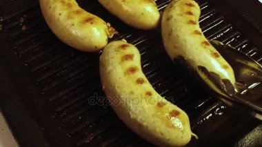 Aşçının sosis ızgara Maşa ile dönüyor. Yavaş mo.