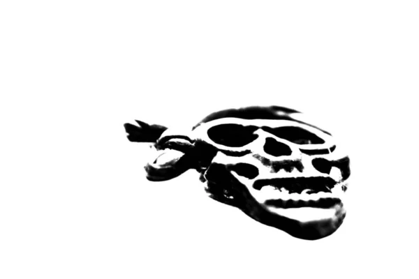 Silhouette in bianco e nero ad alto contrasto di un cranio di pirata isolato su sfondo bianco. Il concetto di pirateria . — Foto Stock