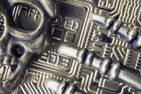 Bitcoin-2018 es áspero. Piratería. La cara metálica del esqueleto pirata y los huesos de los dedos en el fondo del reverso de la moneda. Super primer plano . — Foto de Stock
