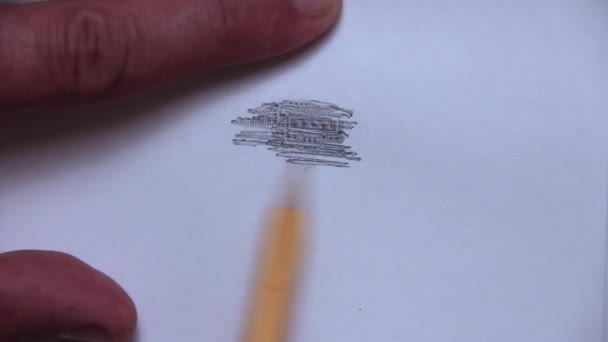 El hombre dibuja el reverso del bitcoin con trazos en una hoja blanca . — Vídeo de stock