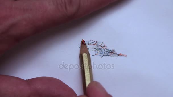 Ένα σχέδιο ενός πολύχρωμα Bitcoin από ένα εγκεφαλικό επεισόδιο με ένα λευκό φύλλο χρησιμοποιώντας ένα χρωματιστό μολύβι. — Αρχείο Βίντεο