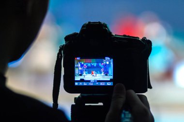 Kameramanların sanatçılar Dslr fotoğraf makinesi yardımıyla soyut yılbaşı performans Sahne Alanı'nda bir çeşit kaydeder. Bulanık. Bokeh.