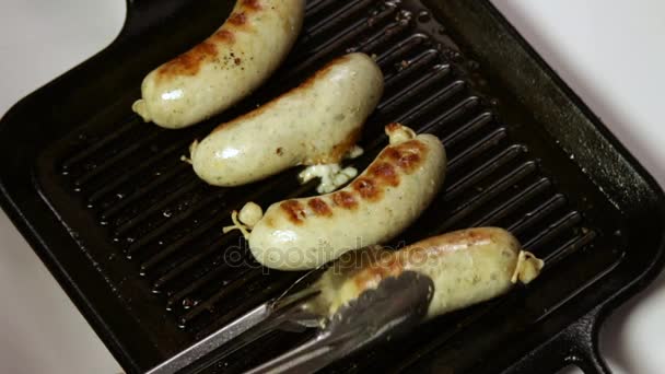 Cozinhar Vídeo Mão Menina Com Ajuda Pinças Metal Vira Salsichas — Vídeo de Stock